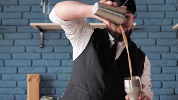 Handsome Bearded Man Bartender Preparing Cocktail Drink Cocktail Shaker Serving — Stock Video