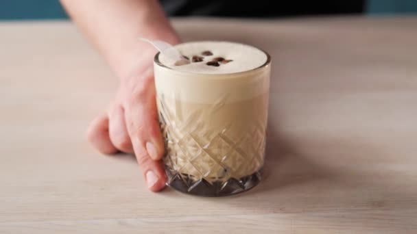 Barmani Wsuwają Stół Koktajl Wódką Likierem Kawowym Espresso Syropem Cukrowym — Wideo stockowe