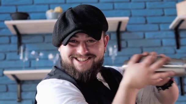 Barman Autêntico Clássico Com Sorriso Chapéu Faz Coquetel Alcoólico Misturando — Vídeo de Stock
