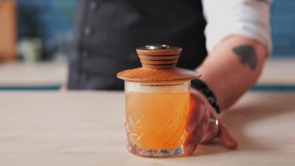 Meşe Liköründen Yapılmış Dumanlı Kokteyl Taze Limon Suyu Zencefilli Bal — Stok video