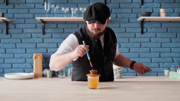 Barman Caucasien Barbu Souriant Professionnel Avec Tatouage Chapeau Créant Une — Video