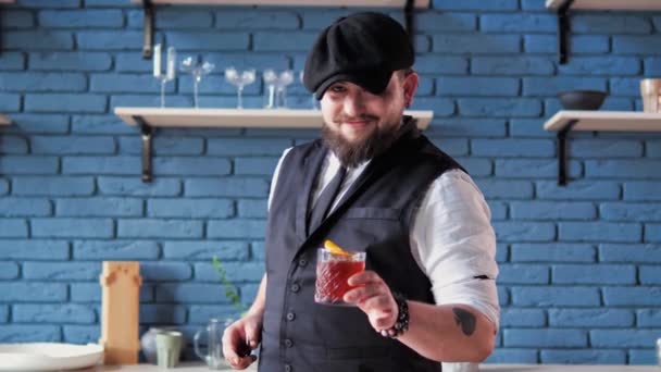 Vrolijke Positieve Knappe Barman Met Een Tatoeage Pet Bevat Een — Stockvideo