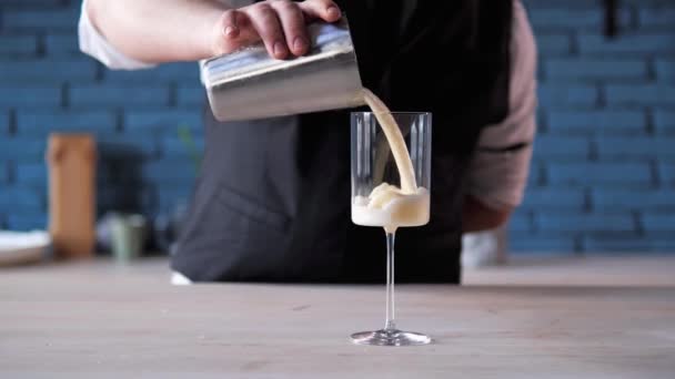 Autêntico Profissional Caucasiano Bartenders Mão Derramando Bebida Alcoólica Criando Uma — Vídeo de Stock