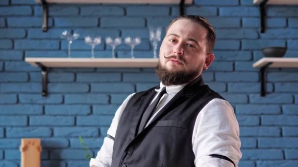 Attrayant Authentique Jovial Barman Avec Rayonnant Sourire Frappe Pose Derrière — Video