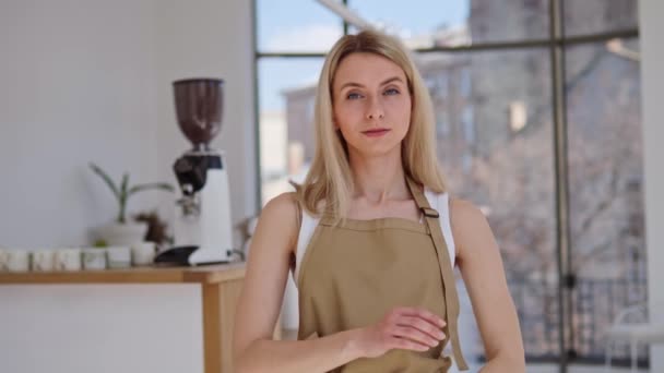 Młoda Piękna Kobieta Białym Zdrowym Uśmiechem Kelnerka Fartuchu Składane Ręce — Wideo stockowe