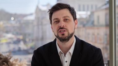 Mutlu iş adamı, koç, video konferans sırasında webcam ile konuşan bilişim uzmanı. Gülümseyen işadamı Webinar, online sınıf veya sanal toplantı sırasında kameraya bakıp gülüyor