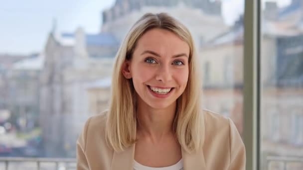 Usmívající Mladá Blondýnka Blogerka Vlogerka Vlivná Žena Sedící Restauraci Okna — Stock video