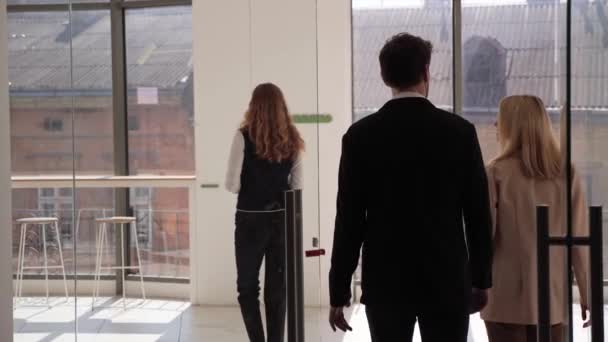Couple Mode Accompagné Agent Immobilier Entrant Dans Immeuble Vide Disponible — Video