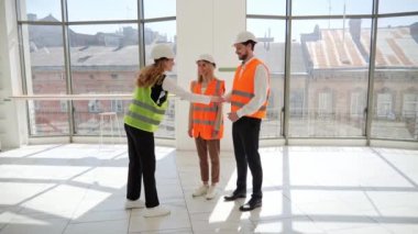 Emlakçı ve genç çift restoran veya kafe için uygun bir yer kiralama, satın alma veya satma konusunda başarılı bir anlaşmaya vardılar. Kadın binanın anahtarlarını verdi.