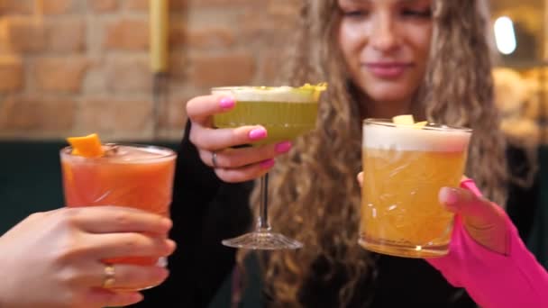 의상을 미녀들은 유행하는 카페에서 색깔의 칵테일을 즐기고 친구들은 술집에서 즐거운 — 비디오