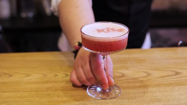 Barman Promuje Piękny Orzeźwiający Czerwony Letni Koktajl Stole Przytulnym Barze — Wideo stockowe