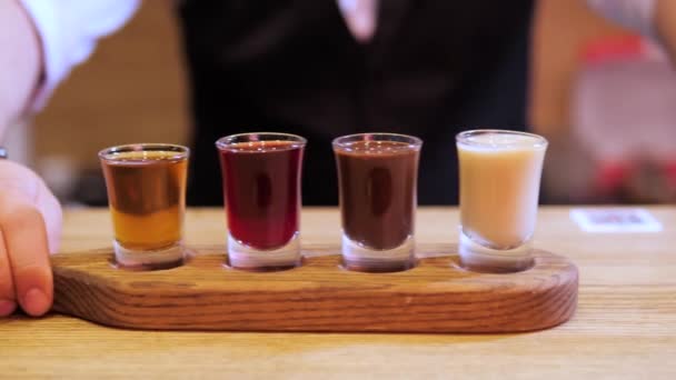 Barman Coloca Voo Degustação Bebidas Espirituosas Bar Conjunto Inclui Diferentes — Vídeo de Stock