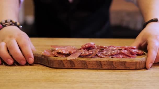 Bartenders Hands Place Wooden Board Sliced Salami Bar Perfect Beer — Stock Video