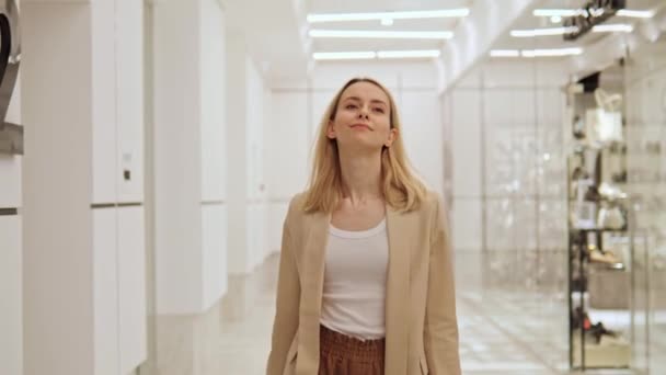 Působivá Výrazná Šťastná Blondýnka Krásným Úsměvem Nákupními Taškami Prochází Nákupním — Stock video