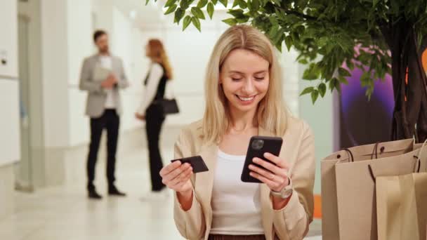Hezká Blondýnka Nákupními Taškami Usmívá Drží Mobilní Telefon Buď Nakupuje — Stock video