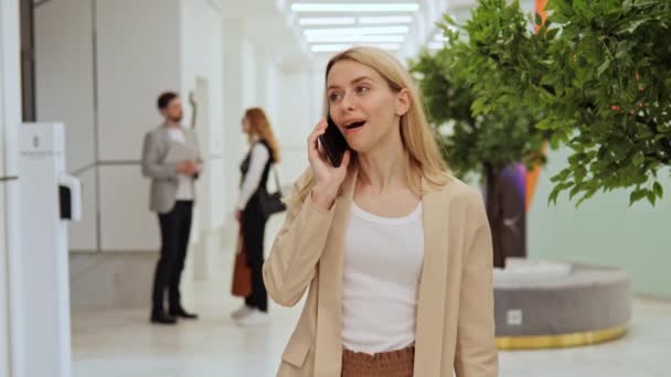 카리스마적 긍정적 소녀는 쇼핑백을 센터에 친구와 전화로 이야기를 금요일 시즌에 — 비디오