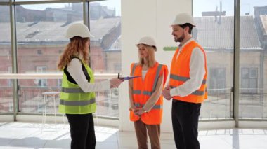 Mutlu genç çift, yeni daireleri, kafeleri ya da ofisleri için bir emlakçı ile banka kredisi anlaşması imzalıyor. Çift yatırım ve yeni iş konusunda heyecanlı görünüyor.