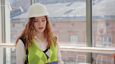 Koruyucu giysiler giyen kadın emlakçı boş bir apartmanın potansiyel yatırımcısıyla konuşuyor. Erkek ve kadın menajeri dinliyor, satın alıyor, kiralıyor, kafe kiralıyor.