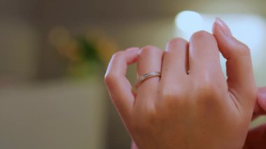 Gelinli bir adam lüks ve pahalı bir butikte mücevher alışverişi yapıyor. Nişanlısı nazikçe gelinlerinin elini tutar ve onu öper. Güzel kız lüks bir altın yüzük takıyor. Düğün günü.