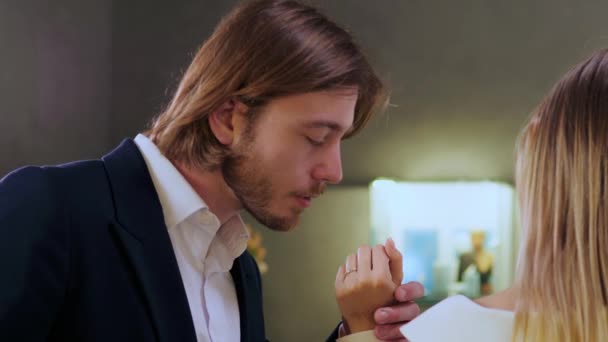 Ένας Κουστουμάτος Κρατούσε Χέρι Της Νύφης Του Ένα Κοσμηματοπωλείο Φιλώντας — Αρχείο Βίντεο