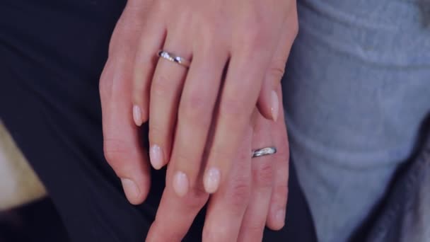 一个女人的手温柔地看着和拥抱她的丈夫的手 作为爱和支持的标志 这个男人和他的新娘戴着结婚戒指 在特写镜头中温柔地相互触摸 — 图库视频影像
