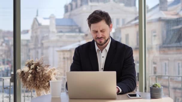 Красивий Бізнесмен Який Працює Ноутбуці Кафе Міським Фоном Відчуває Біль — стокове відео