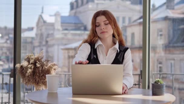 Hezká Úspěšná Sebevědomá Mladá Podnikatelka Dokončí Práci Notebooku Kavárně Nebo — Stock video