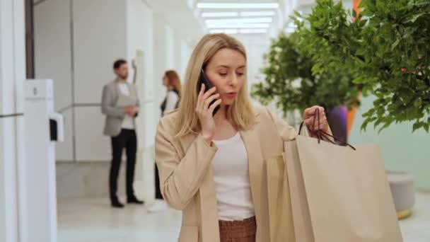 Nádherná Dívka Drží Nákupní Tašky Rukou Zatímco Mluví Mobilním Telefonu — Stock video