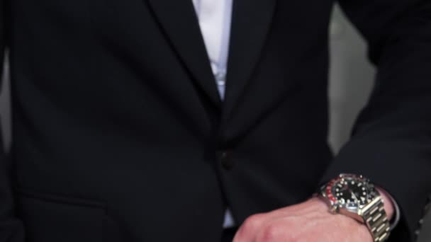 Närbild Oigenkännlig Man Med Vigselring Tittar Armbandsur Svartsjuk Butik Man — Stockvideo