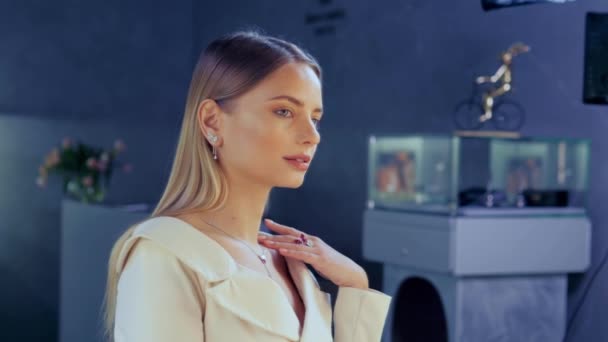 Charmant Mooi Model Probeert Een Diamanten Ketting Elegant Poseren Spiegel — Stockvideo