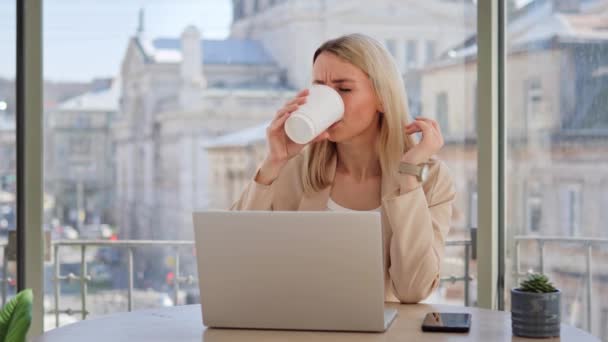 Bela Menina Uma Jaqueta Bege Senta Mesa Café Trabalhando Computador — Vídeo de Stock