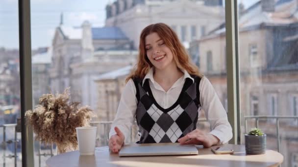 Mooie Succesvolle Zelfverzekerde Jonge Zakenvrouw Afwerking Werken Sluiten Laptop Cafe — Stockvideo