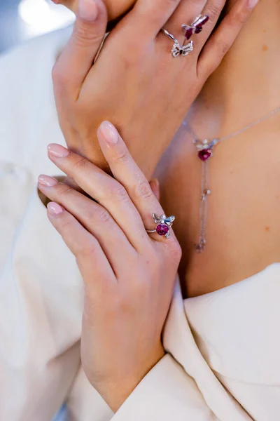 Precious Beautiful Diamond Gold Ring Girls Hand Diamond Necklace Delicate — Stock Photo, Image