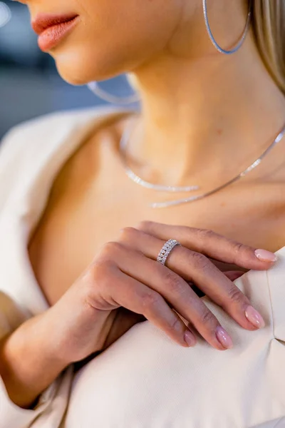 Quemar Elegante Anillo Diamantes Dedo Femenino Collar Grandes Pendientes Redondos Imágenes De Stock Sin Royalties Gratis