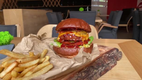 Šťavnatý Chutný Burger Hovězím Masem Marinovanou Cibulí Nakládanými Okurkami Čerstvými — Stock video