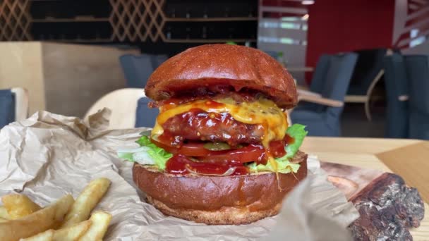 Hambúrguer Apetitoso Suculento Com Carne Bovina Coberta Com Cebolas Marinadas — Vídeo de Stock