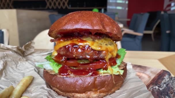 Grillezett Marhahús Burgeres Tetején Olvadt Sajt Friss Zöldségek Bemutatott Egy — Stock videók