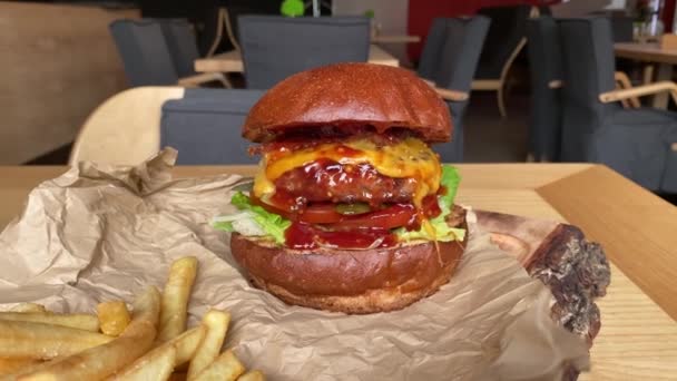 Duży Apetyczny Burger Kotletem Mięsnym Cebulą Warzywami Serem Topionym Sałatką — Wideo stockowe