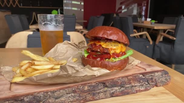 Burger Mięsnego Burgera Sera Pomidora Sałaty Cebuli Ogórka Marynowanego Pieczonymi — Wideo stockowe