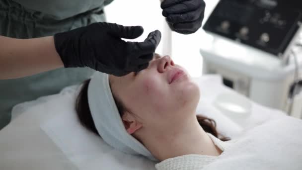Relaxe Mulher Entrega Tratamento Facial Salão Beleza Cosmetologista Aplica Uma — Vídeo de Stock