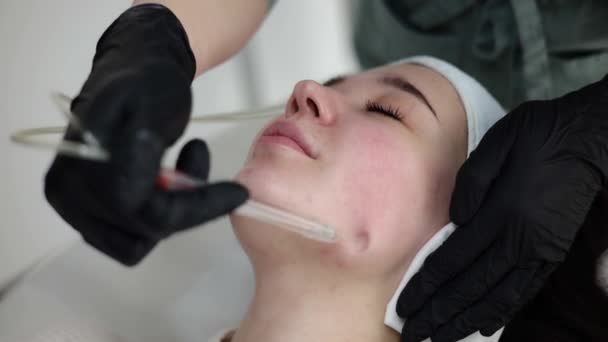 Mujer Recibiendo Oxigenoterapia Facial Salón Belleza Tratamiento Profesional Del Cuidado — Vídeo de stock