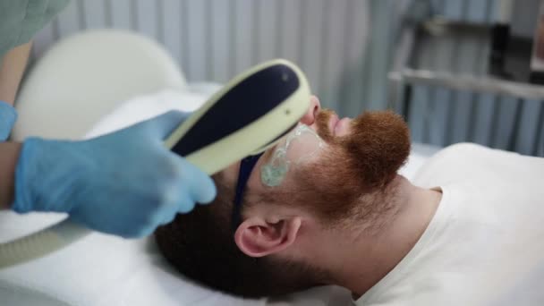 Man Genomgår Smärtfri Laserbehandling För Permanent Avlägsnande Ansiktshår Skönhetssalong Förfarandet — Stockvideo