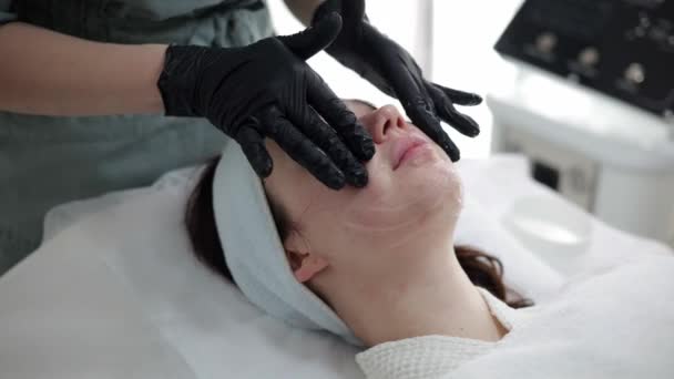 Slappna Kvinna Hänge Sig Ansiktsbehandling Skönhetssalong Kosmetolog Använder Professionell Gel — Stockvideo