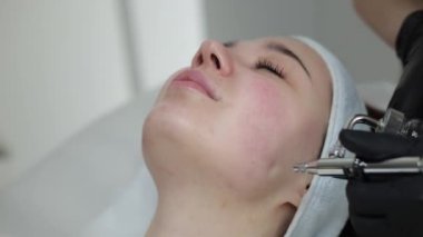 Enjeksiyon oksijen spreyi nano nemlendirici atomiser yüz yenileme temizleme ve nemlendirici yüz bakımı. Doğal cilt bakımı, kozmetoloji spa salonunda tedavi gören kadın.