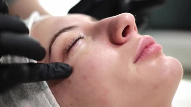 Cosmetólogo Profesional Aplica Una Mascarilla Debajo Crema Ocular Para Estimular — Vídeo de stock