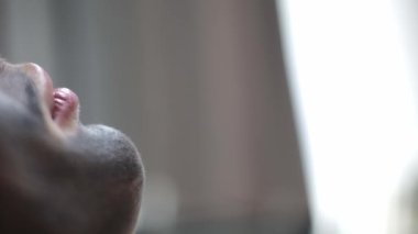 Çene yakın çekim, yüz temizleme prosedürü ve kaplıca salonunda karbon soyma. Güzellik uzmanı eski deriyi karbon fiber katmanla temizler. Kozmetik uzmanı karbon yüz soyma prosedürü yapıyor. Donanım kozmetolojisi