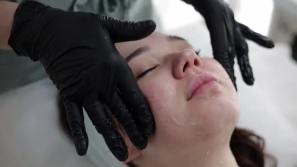 Kvinnan Får Kosmetisk Ansiktsvård Spasalong Kosmetolog Utför Ett Terapeutiskt Ingrepp — Stockvideo
