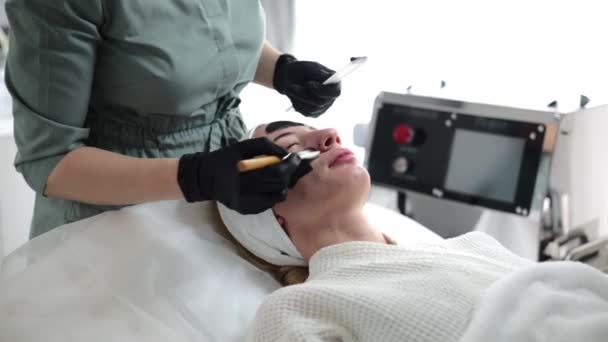 Skicklig Kosmetolog Applicerar Kolförening Huden Med Borste Förberedelse För Kosmetisk — Stockvideo