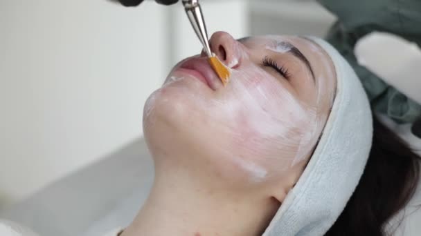 Beauticant Applique Délicatement Masque Crème Sur Visage Une Fille Heureuse — Video