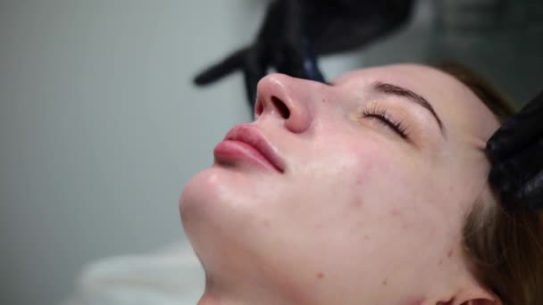 Skönhetsterapeut Applicerar Närande Krämmask För Att Främja Hudens Cellförnyelse Och — Stockvideo